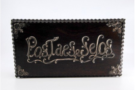 Caixa para selos em madeira com aplicações em prata.